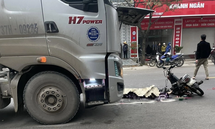 Clip: Nam sinh đi xe máy chở bạn tông vào xe tải, 1 người tử vong
