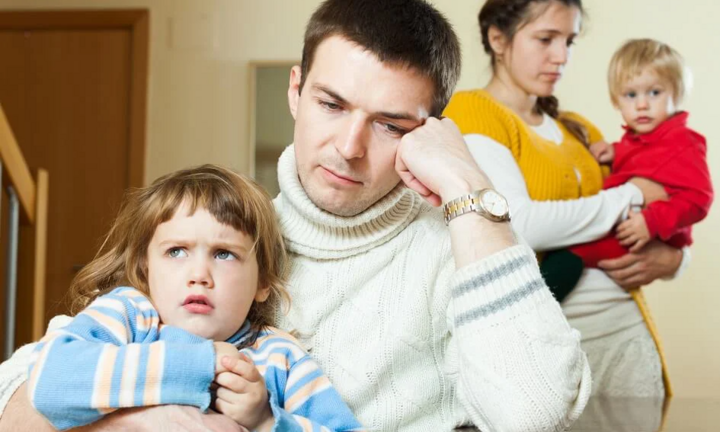 Chồng ngoại tình, sau khi ly hôn có bị tước quyền nuôi con không?