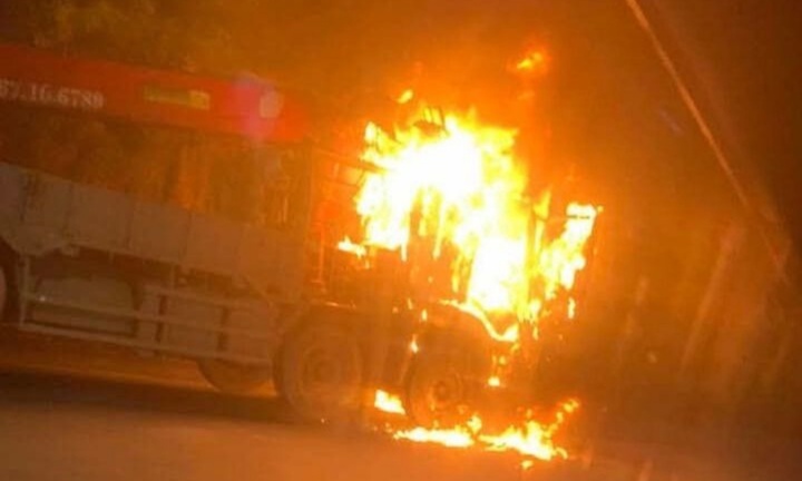 Hiện trường vụ ôtô bốc cháy ngùn ngụt trên Đại lộ Thăng Long