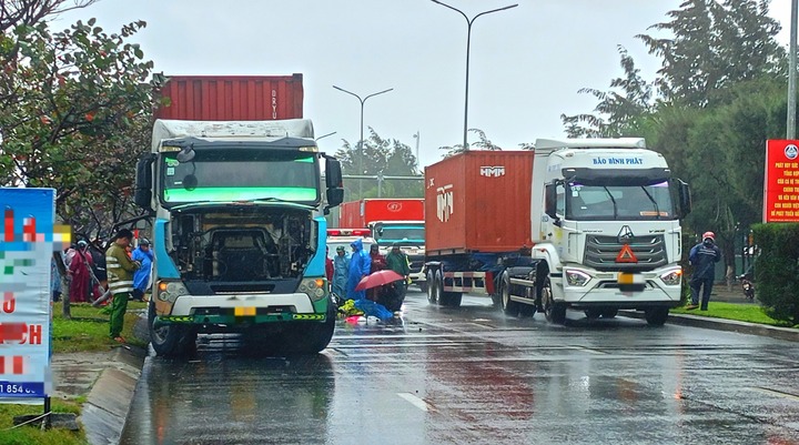 Tin tức tai nạn giao thông mới nhất ngày 25/2: Ô tô tông vào xe đầu kéo, 2 người thương vong