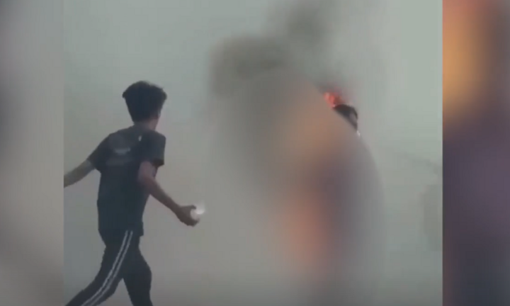 Clip: Nghịch tử tưới xăng đốt, hành hung mẹ ruột ngay giữa đường gây phẫn nộ