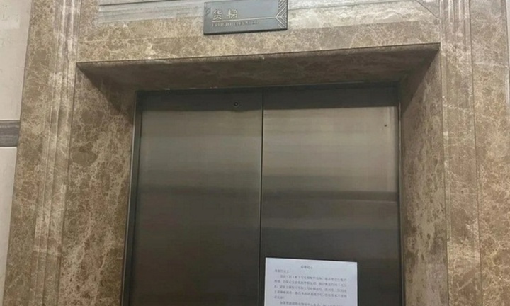 Hãi hùng: Thang máy rơi tự do 19 tầng, lao vút 35 tầng, người đàn ông 59 tuổi tử vong thương tâm