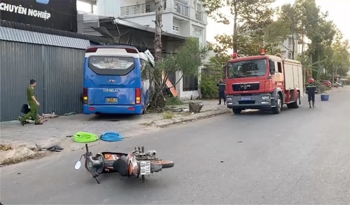 Clip: Hiện trường vụ xe buýt chở 34 học sinh va chạm xe máy ở Cần Thơ