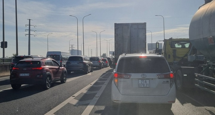 Tin tức tai nạn giao thông mới nhất ngày 28/2: Tai nạn trên cao tốc, ùn tắc kéo dài 8km