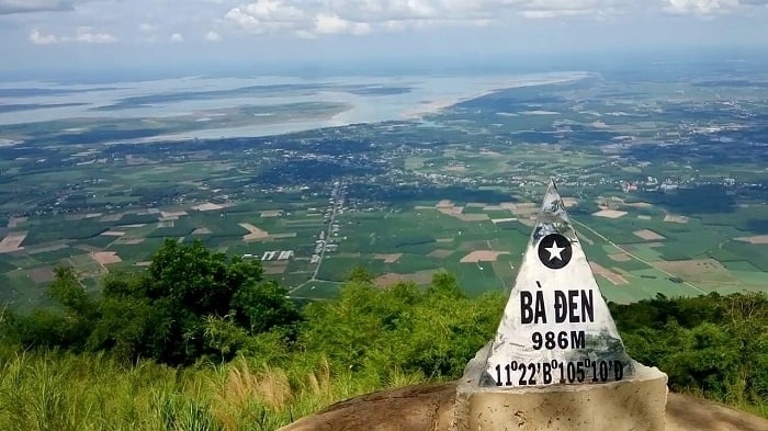 Chinh phục đỉnh núi Bà Đen