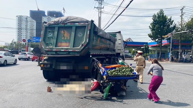 Va chạm với xe đầu kéo, người phụ nữ bán trái cây tử vong thương tâm trên QL51