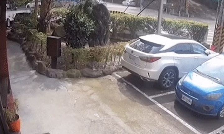 Camera ghi lại cảnh đáng sợ, xe Lexus tiền tỷ bất ngờ bị hố tử thần