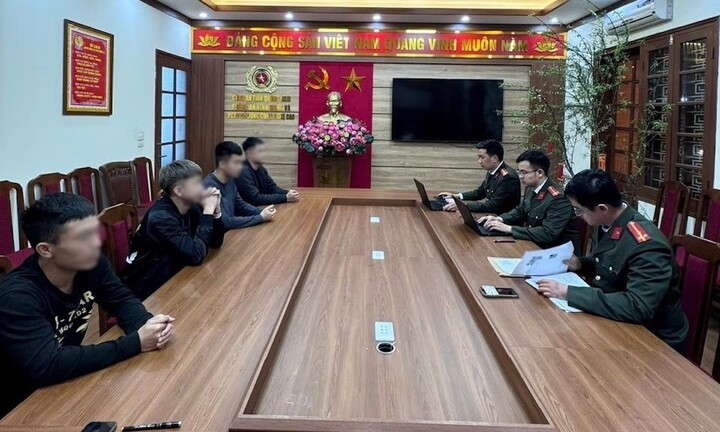 Xử lý nhóm thanh niên dùng giấy ra vào Công an tỉnh gắn trên ô tô dựng clip câu view