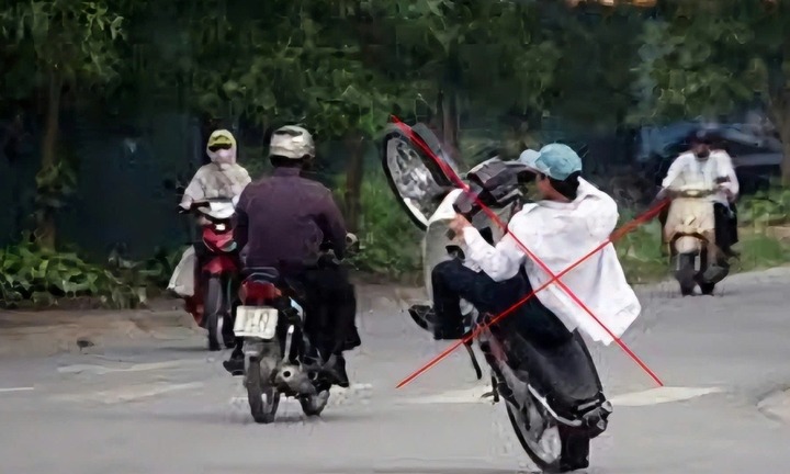 12 lỗi người điều khiển xe máy vi phạm sẽ bị tịch thu xe, ai cũng cần biết