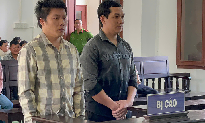 Vợ song ca karaoke với người đàn ông khác, chồng nối cơn ghen, rủ bạn 