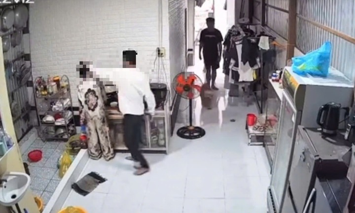 Phẫn nộ clip cô gái bị người đàn ông túm tóc, đánh gục khi đang nấu ăn ở Cà Mau