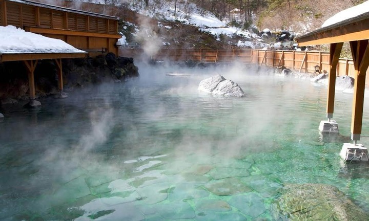 Bác sĩ bị phạt gần 200 triệu đồng vì đi tắm suối nước nóng với 