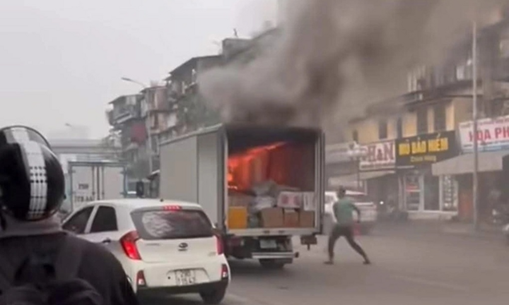 Hà Nội: Ô tô tải bất ngờ bốc cháy dữ dội trên đường Khuất Duy Tiến