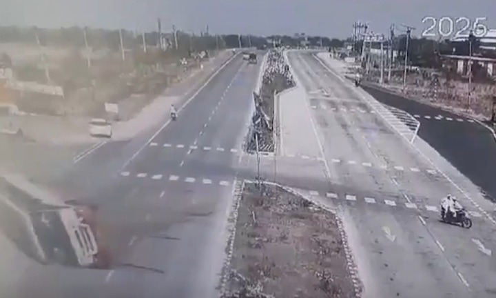 Clip: Tránh xe đạp sang đường bất ngờ, xe buýt mất lái lật nghiêng, 4 người nguy kịch