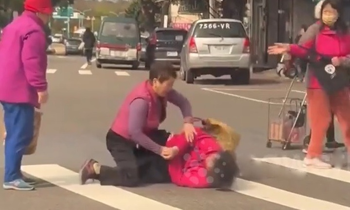 Clip: Hai người phụ nữ ẩu đả, túm tóc nhau giữa đường gây náo loạn