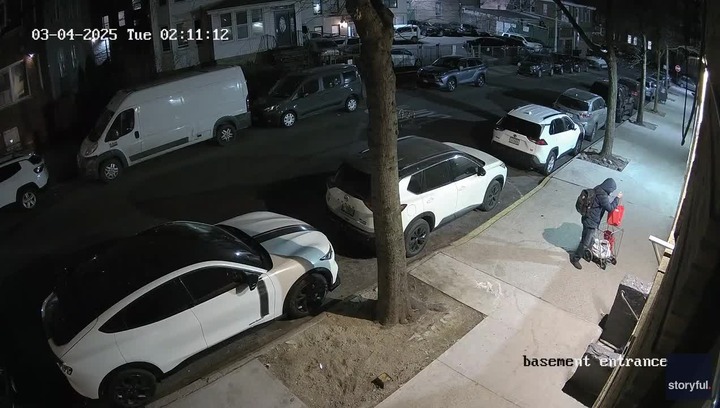 Clip: Người đàn ông rải xăng đốt chung cư, rồi thản nhiên bỏ đi