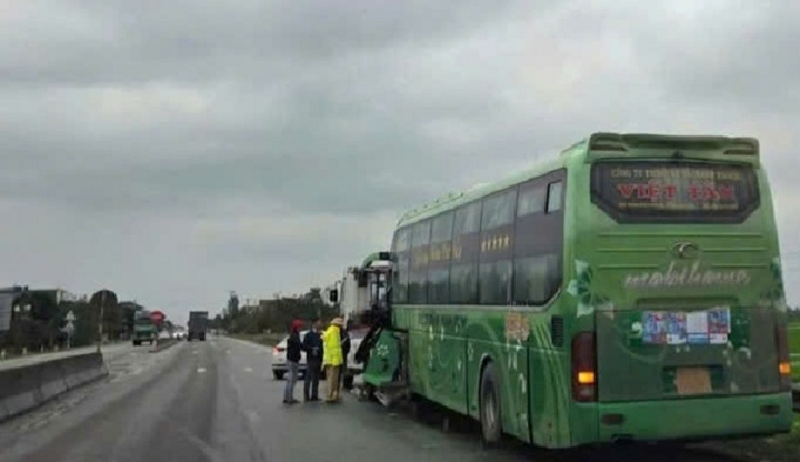 Tin tức tai nạn giao thông mới nhất ngày 8/3: Xe khách va chạm xe máy, một người chết