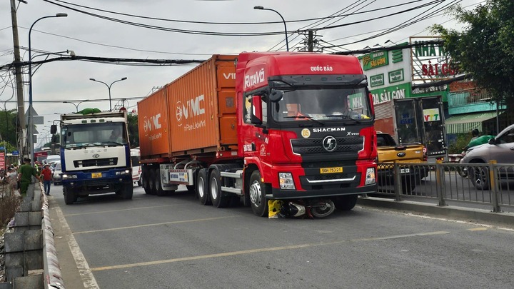 Hiện trường xe container cuốn xe máy vào gầm, người phụ nữ tử vong thương tâm