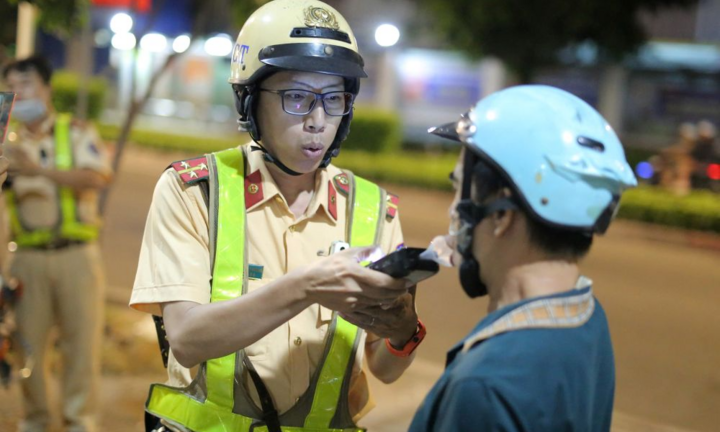 Nghe mức phạt 12 triệu đồng, tài xế vi phạm nồng độ cồn bỏ xe máy, rời đi không ký biên bản
