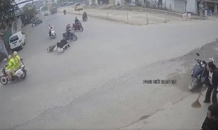 Clip: Sợ bị phạt vì không đội mũ bảo hiểm, nam thanh niên phanh gấp, 