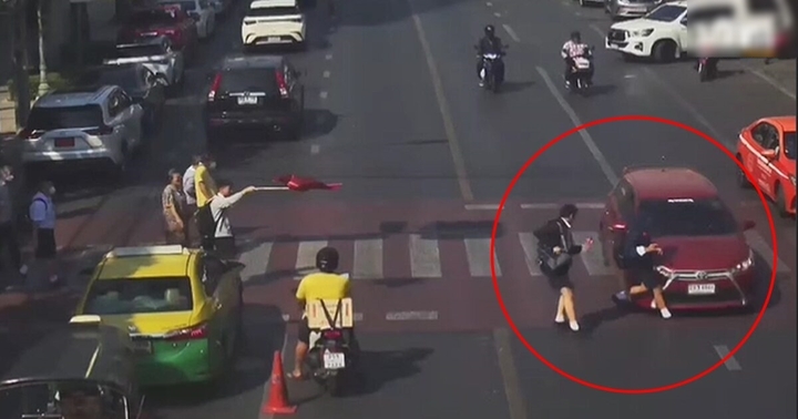 Clip: Kinh hoàng ô tô vượt đèn đỏ, lao thẳng vào học sinh lớp 9 ngay trước cổng trường