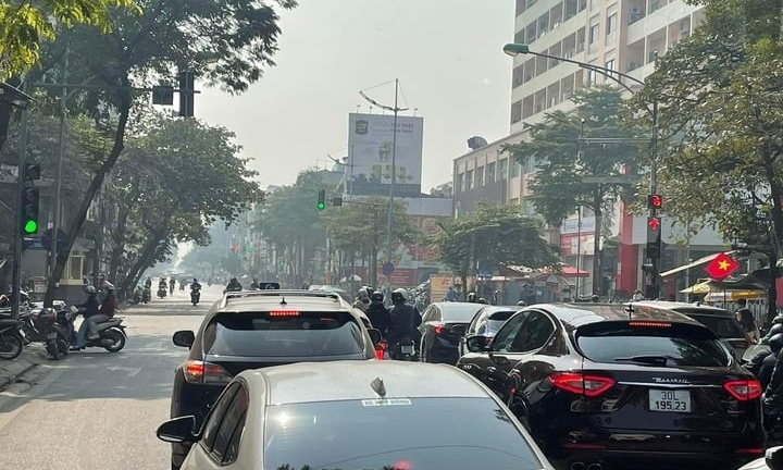 CSGT cho đi khi có tín hiệu đèn đỏ, tài xế có bị phạt nguội? 