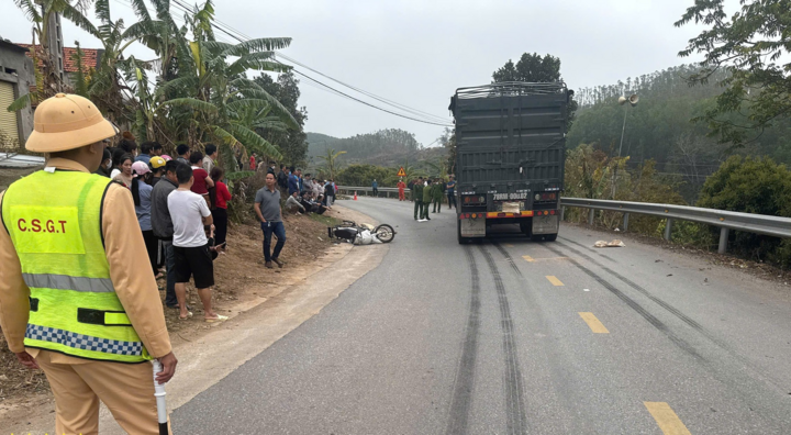 Xe đầu kéo và mô tô cùng lấn làn khi vào đường cua, một người tử vong tại chỗ