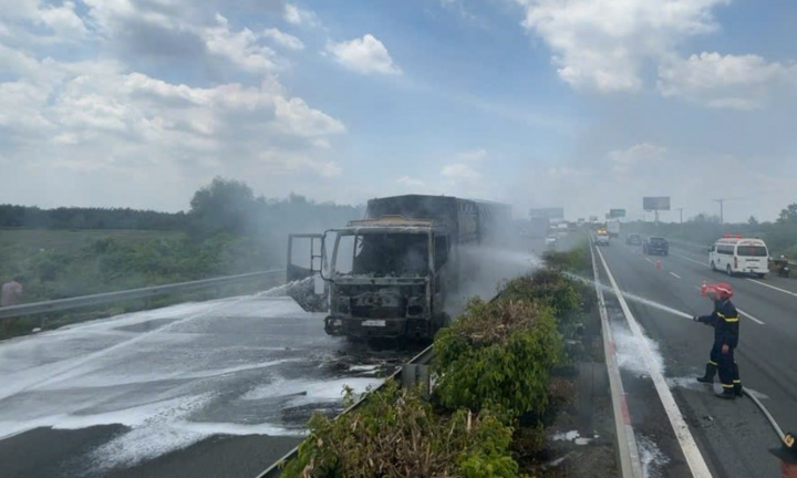 Clip: Xe tải bốc cháy ngùn ngụt trên cao tốc TP.HCM - Long Thành - Dầu Giây