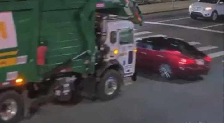 Clip: Xe ô tô màu đỏ phóng 