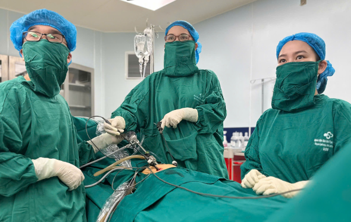 Phẫu thuật nội soi bóc 2 u bì buồng trứng kích thước lớn cho bệnh nhân 20 tuổi