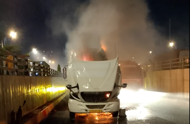 Clip: Xe container bốc cháy dữ dội khi đang chạy vào hầm chui Mỹ Thủy