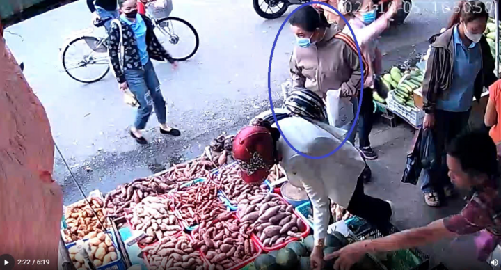 Clip: Nhóm người phụ nữ dàn cảnh móc trộm điện thoại của cô gái tại tiệm bán rau
