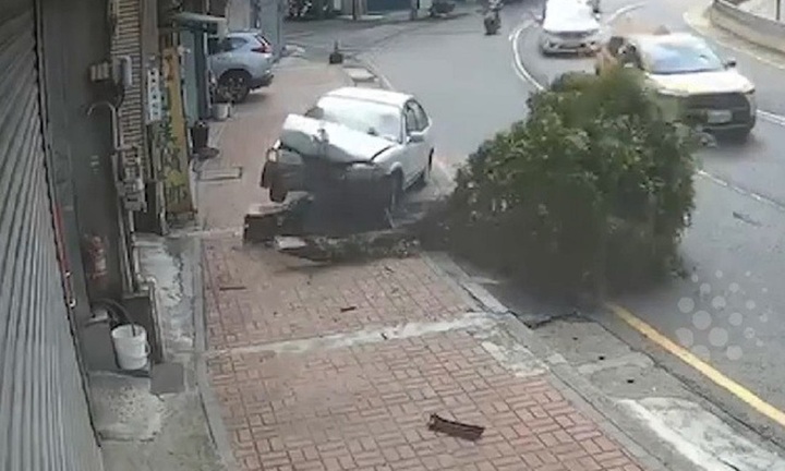 Clip: Xe ô tô lao nhanh khi vào cua, đâm gục cây xanh bên đường