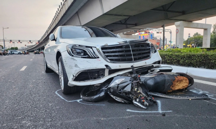 Clip: Nữ tài xế lái Mercedes tông liên hoàn 10 xe máy đang chờ đèn đỏ ngay ngã tư TP.Thủ Đức