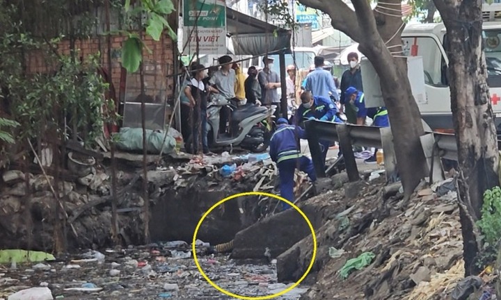 Clip: Phát hiện thi thể người phụ nữ nổi trên kênh nước đen ngòm, đặc quánh rác thải ở TP.HCM