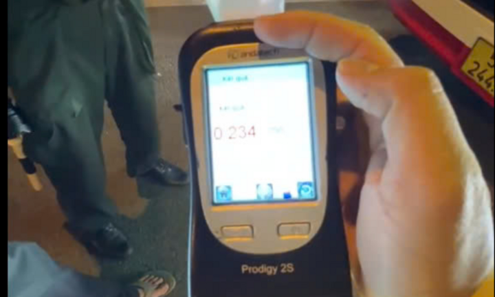 Uống 3 lon bia từ sáng, tài xế xe khách ngỡ ngàng nhận phạt nồng độ cồn lúc nửa đêm