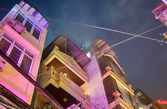 Kịp thời giải cứu 8 người trong vụ cháy nhà lúc nửa đêm ở Hà Nội