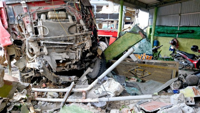 Hiện trường xe khách đâm liên hoàn vào 2 xe tải rồi lao vào nhà dân ở Quảng Bình làm 8 người bị thương