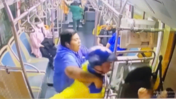 Clip: Nam thanh niên bất ngờ xông lên xe buýt hành hung tài xế ở TP.HCM