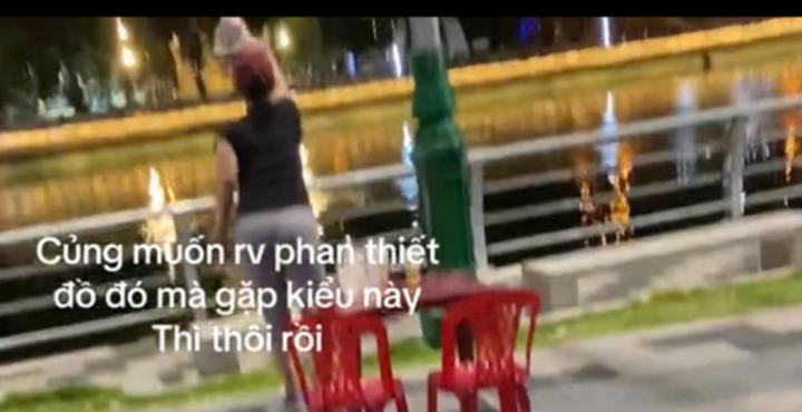 Clip: Nữ chủ quán gom, ném ly nhựa xuống sông trước mặt khách ở Phan Thiết