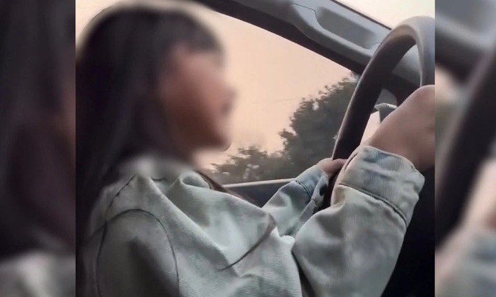 Xác minh clip người đàn ông cho bé gái cầm vô lăng ô tô, chạy 50 - 60km/h