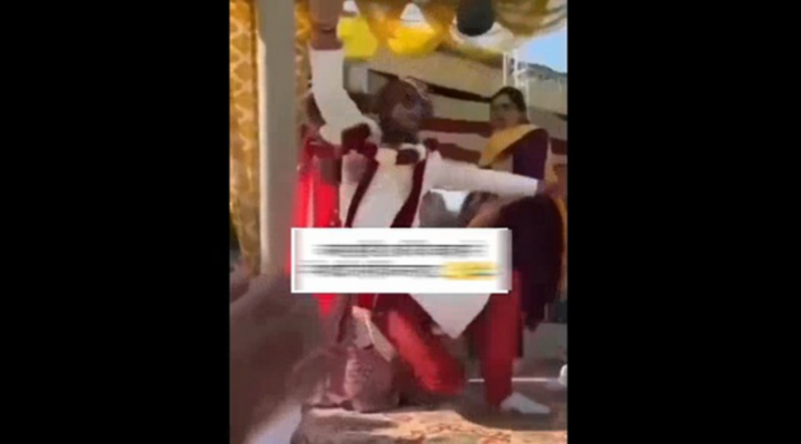 Clip: Bạn gái cũ bất ngờ lao lên sân khấu,