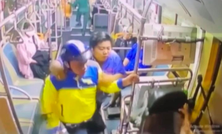Bắt nam thanh niên mặc áo xe ôm công nghệ hành hung tài xế xe buýt ở Thủ Đức