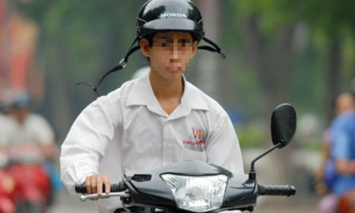 Đội mũ bảo hiểm không cài quai sẽ bị phạt bao nhiêu tiền?