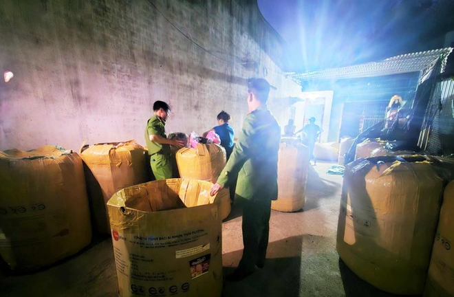Tin pháp luật nổi bật 24h qua: Buôn bán mũ bảo hiểm giả nhãn hiệu, nam thanh niên lĩnh án 8 năm tù