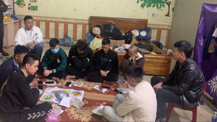 Bắt quả tang 9 đối tượng đang 