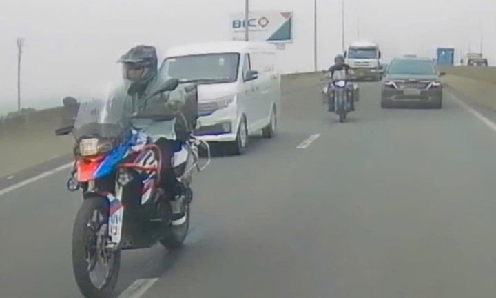 Clip: Trích xuất camera tìm 2 xe phân khối lớn phóng như bay trên cao tốc