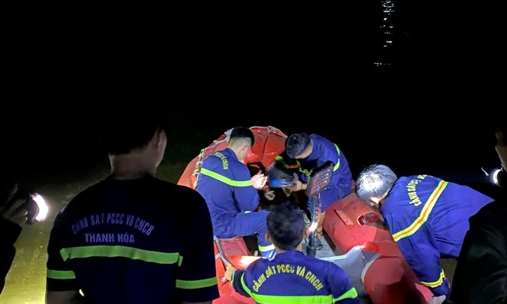 2 học sinh bị mất tích khi tắm sông, lực lượng chức năng xuyên đêm tìm kiếm