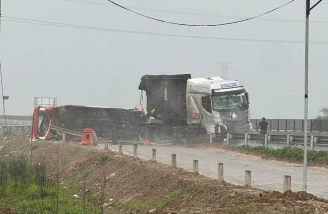 Tình hình sức khoẻ các nạn nhân trong vụ ô tô chở giáo viên, học sinh lật trên cao tốc ở Nghệ An