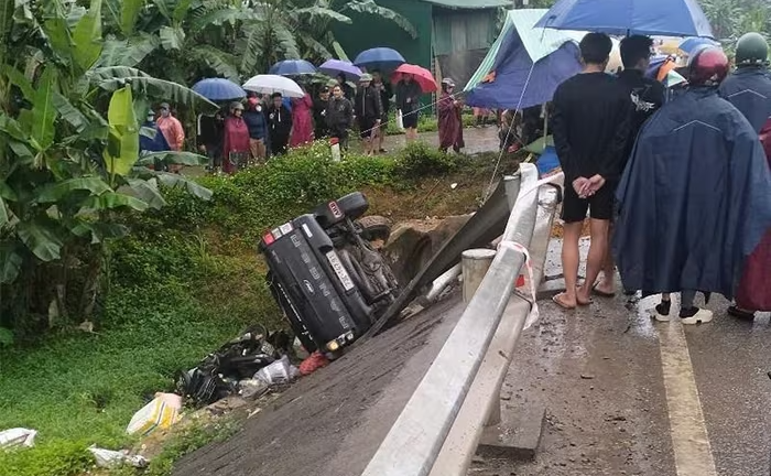 Xe máy va chạm ô tô bán tải ở Hà Tĩnh, 3 người thương vong